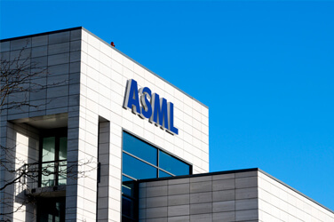 Qué hacer con esta acción del fabricante de equipos para el sector de los semiconductores ASML.